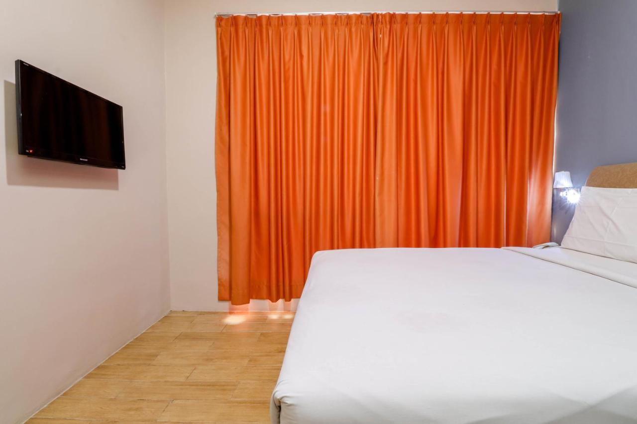 Hotel Blitz à Batam Extérieur photo