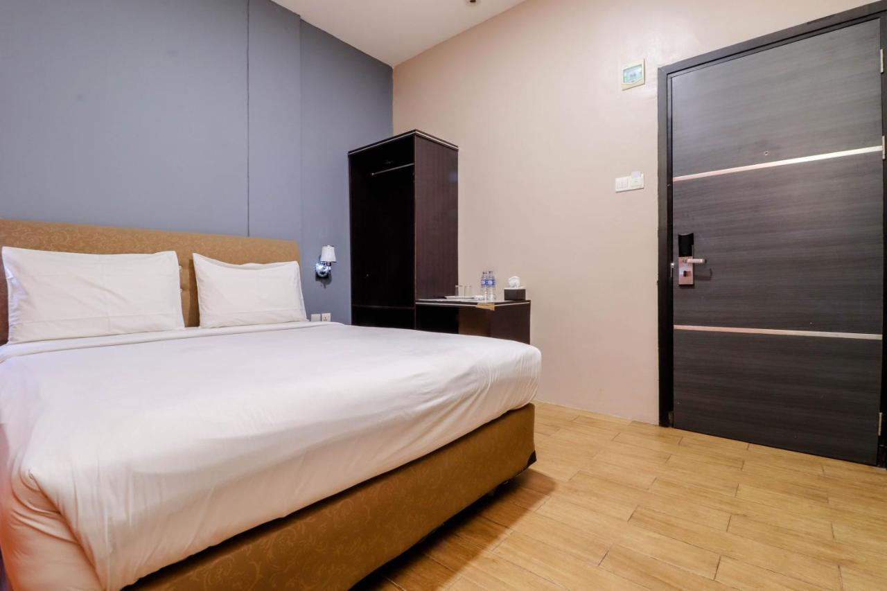 Hotel Blitz à Batam Extérieur photo