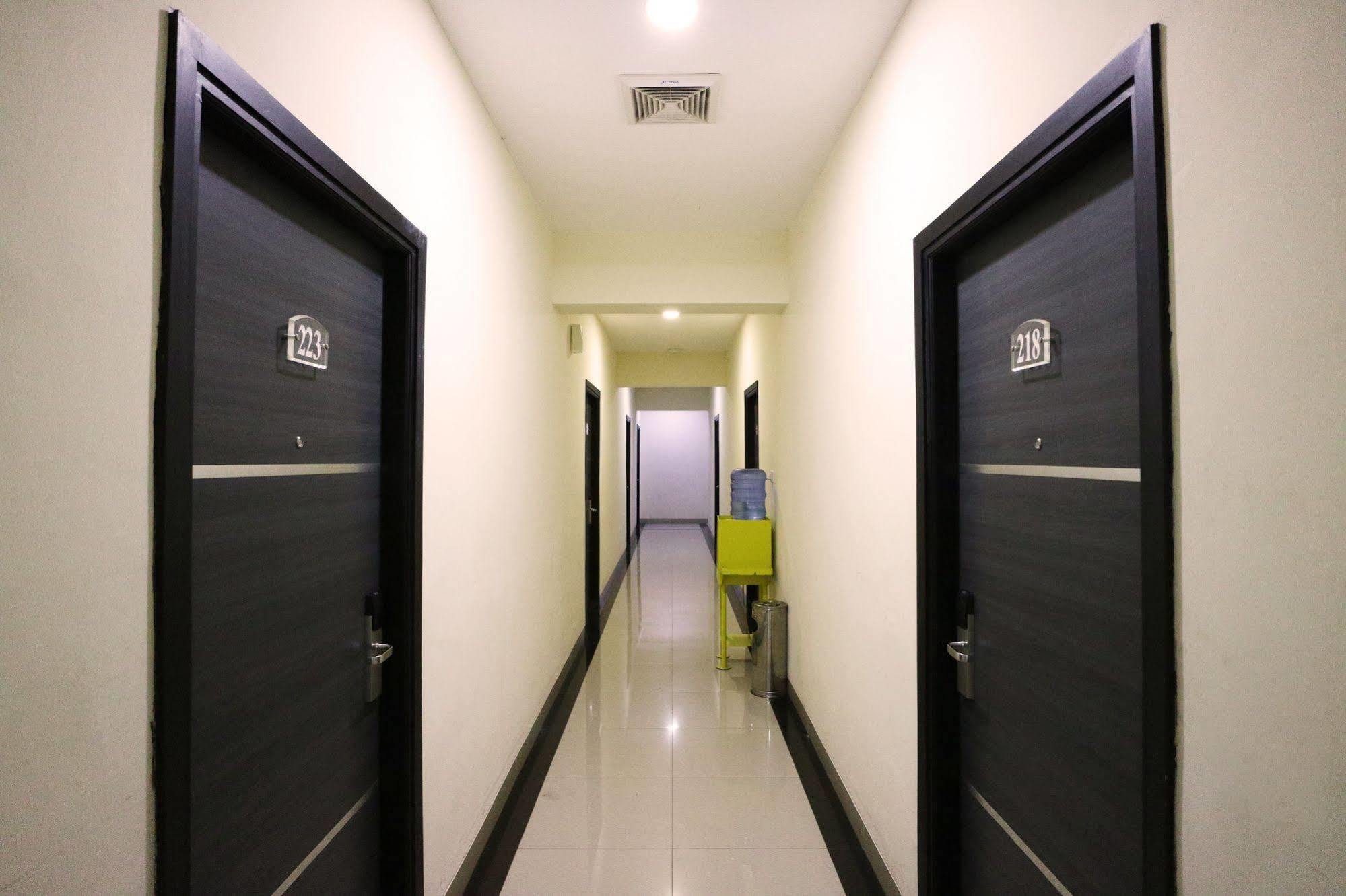 Hotel Blitz à Batam Extérieur photo