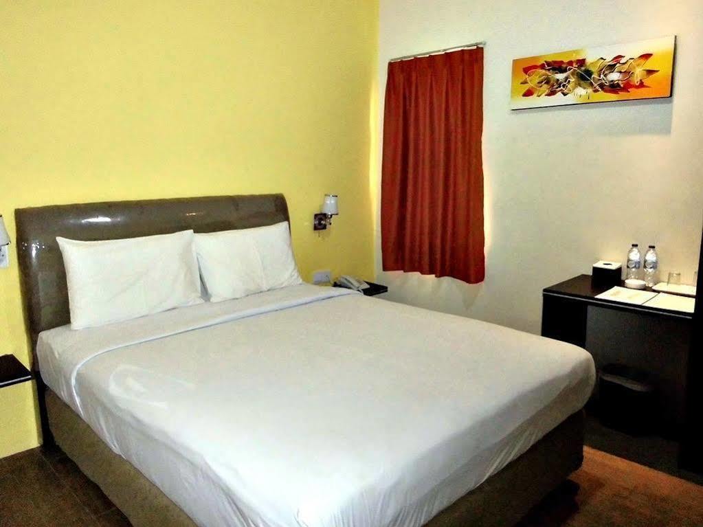 Hotel Blitz à Batam Extérieur photo