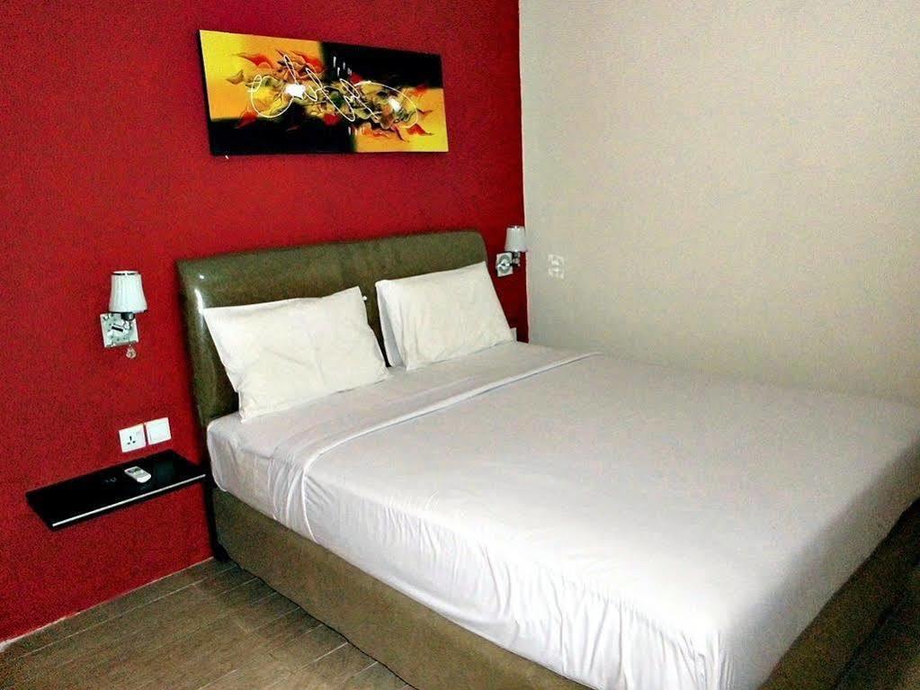 Hotel Blitz à Batam Extérieur photo