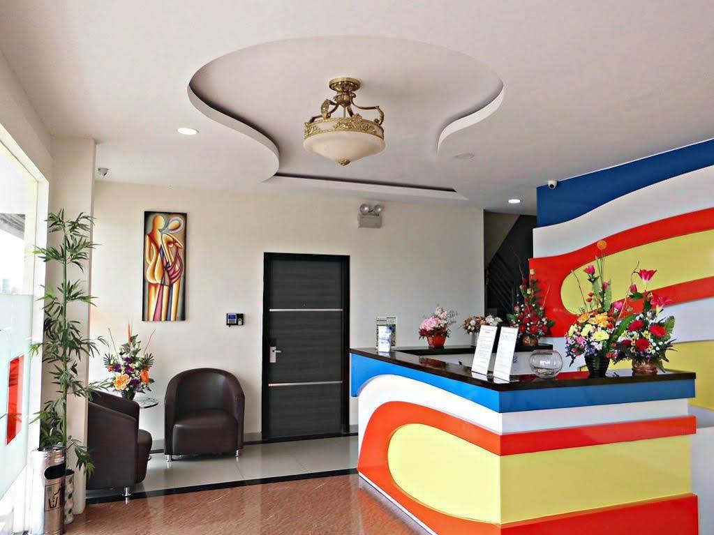 Hotel Blitz à Batam Extérieur photo
